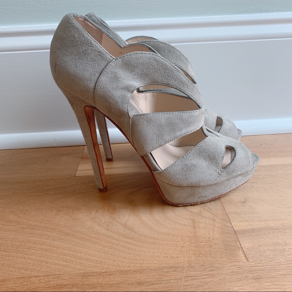 Grey sued platform heels